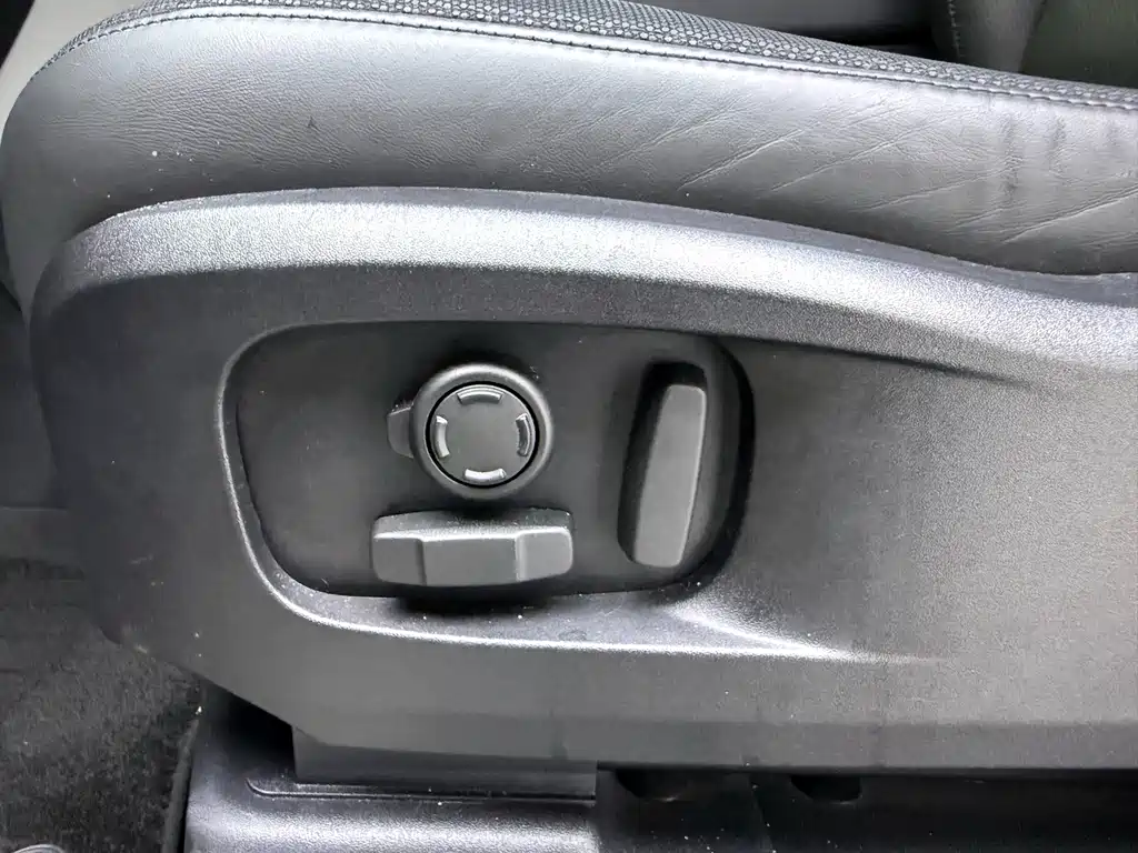 Land Rover Defender 2023 — фото 15