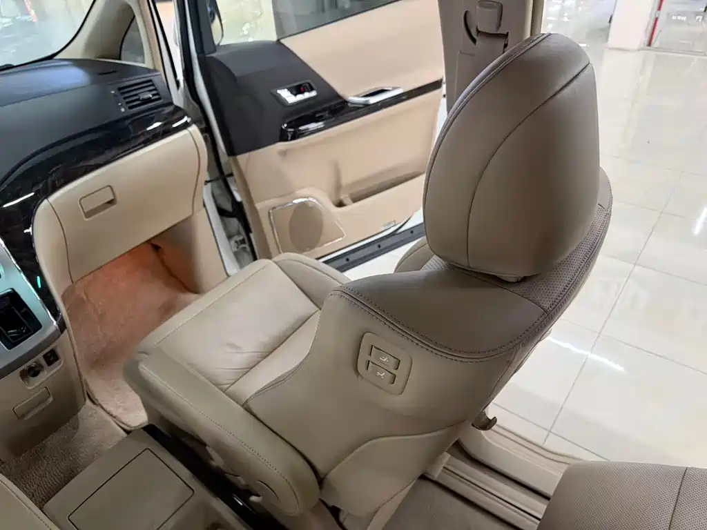 Toyota Alphard 2012 — фото 18