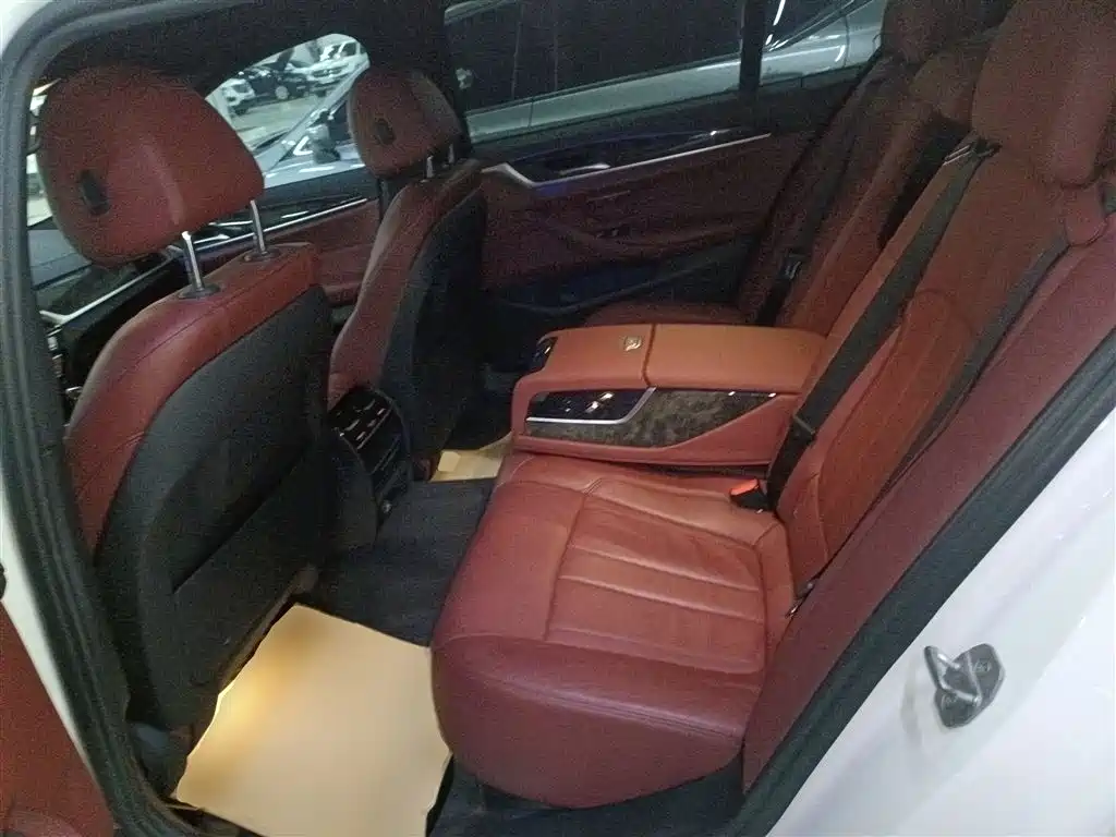 BMW 5 Series 2018 — фото 16