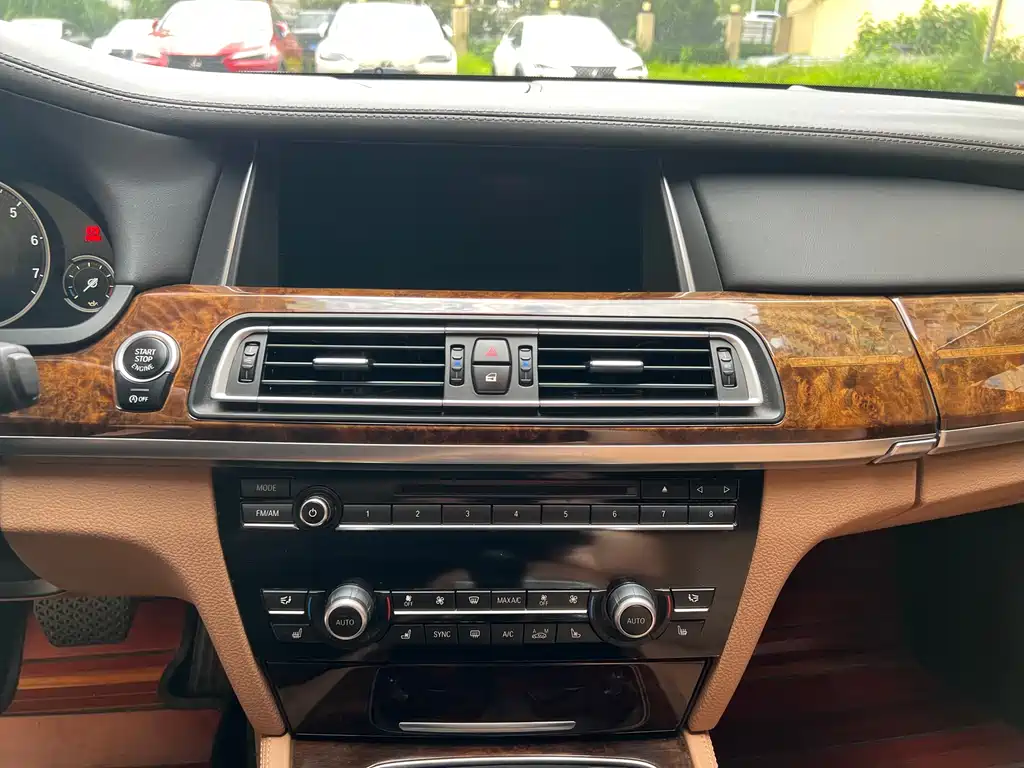 BMW 7 Series 2014 — фото 16