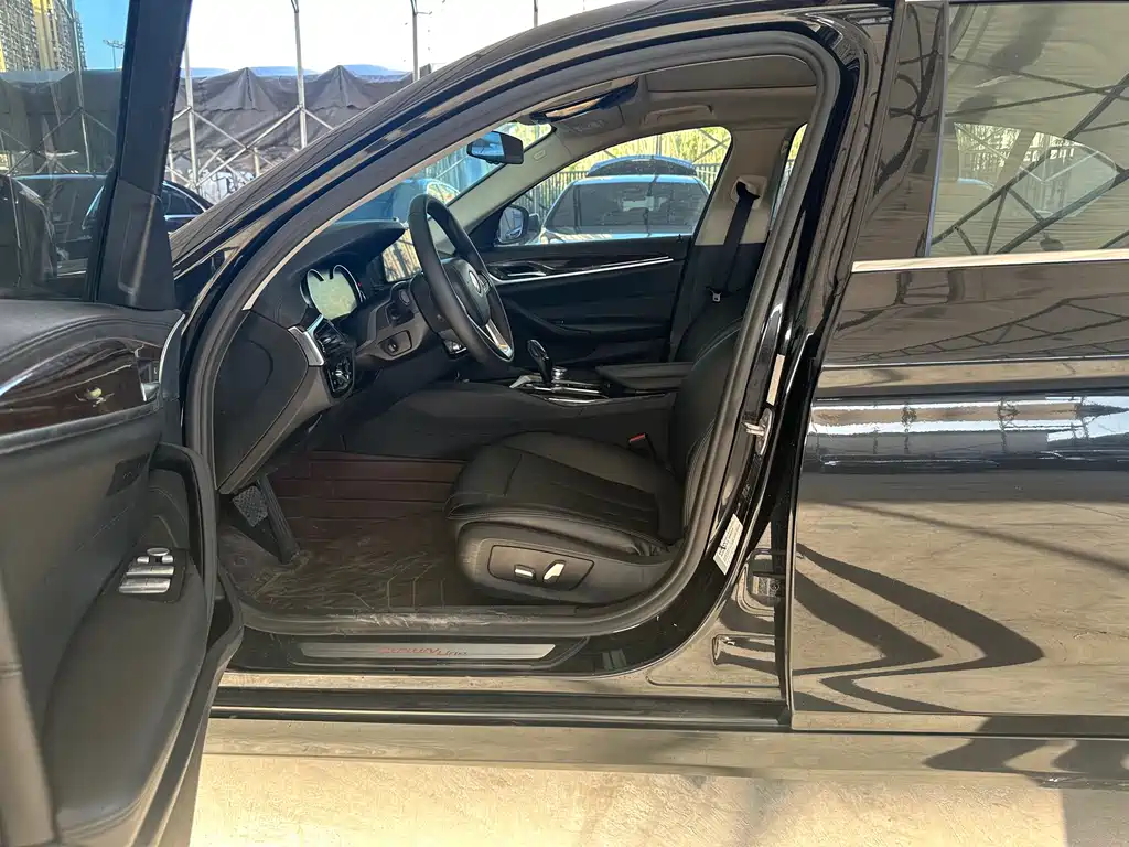 BMW 5 Series 2018 — фото 19