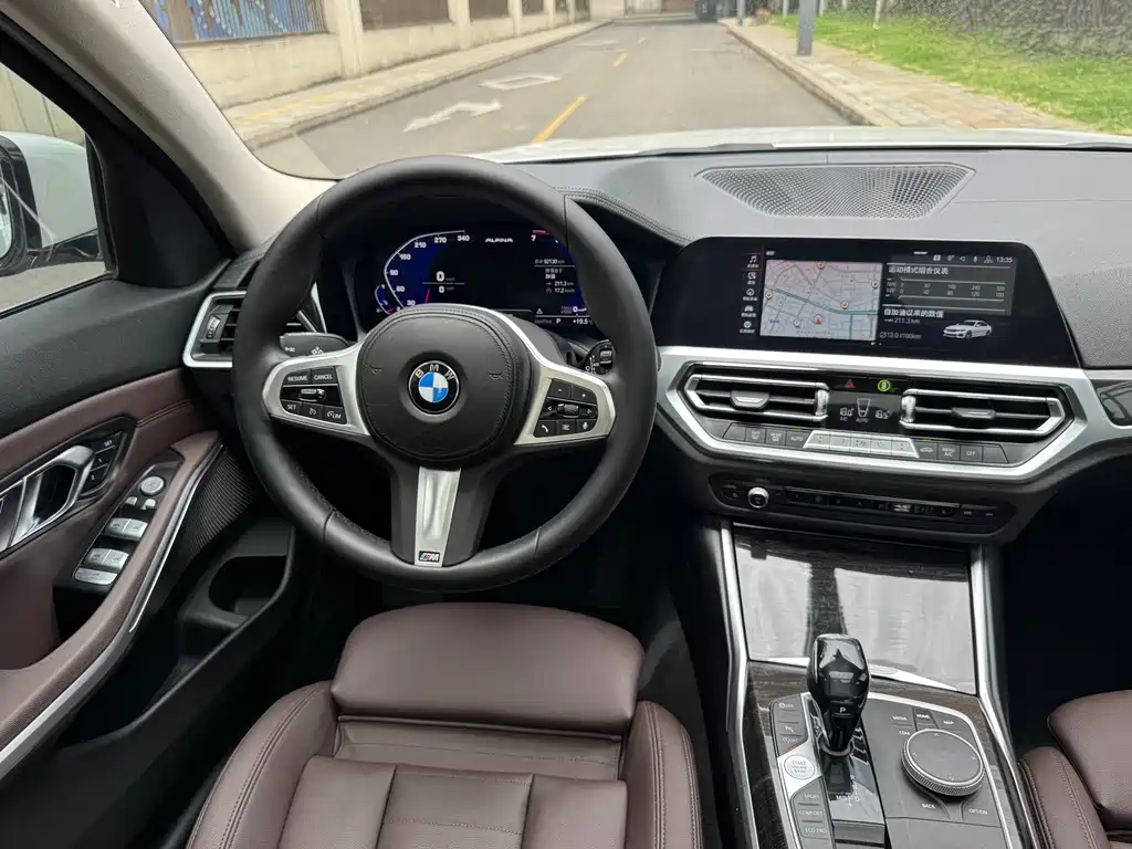 BMW 3 Series 2019 — фото 16