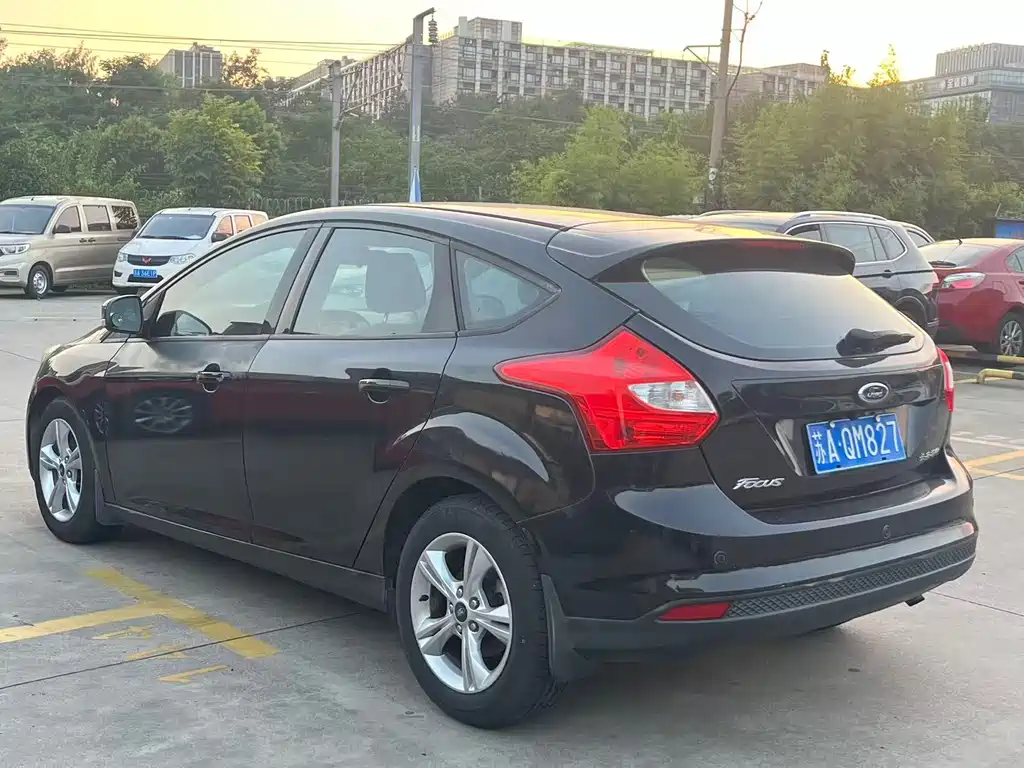 Ford Focus 2014 — фото 12