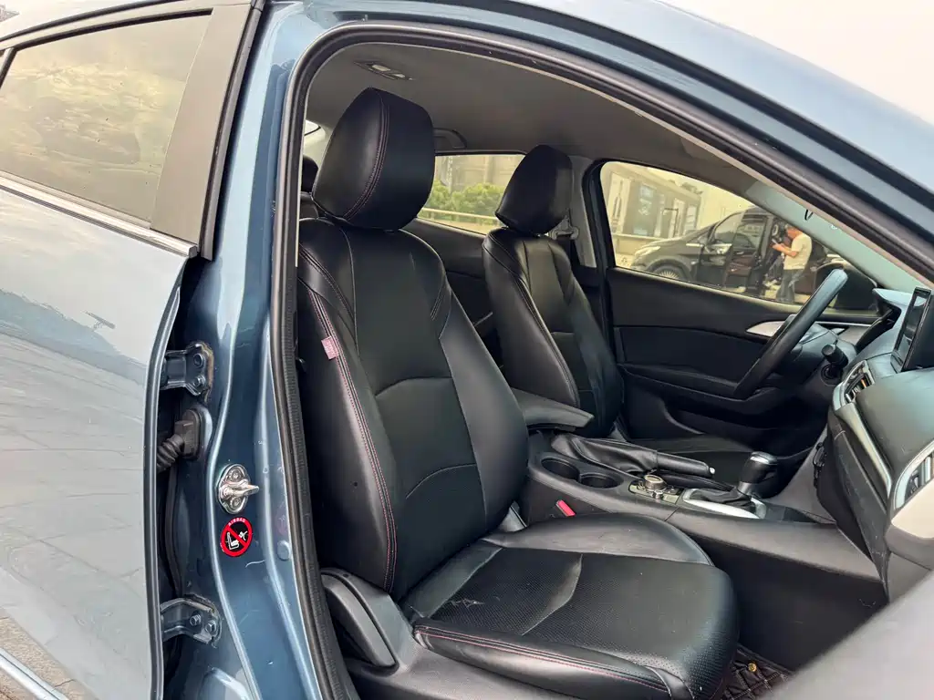 Mazda 3 Axela 2019 — фото 10