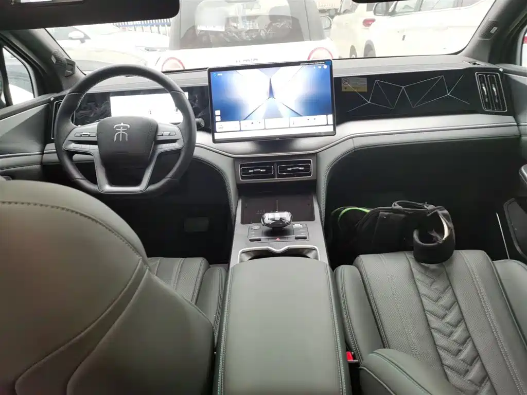 BYD L DM-i 2025 — фото 6