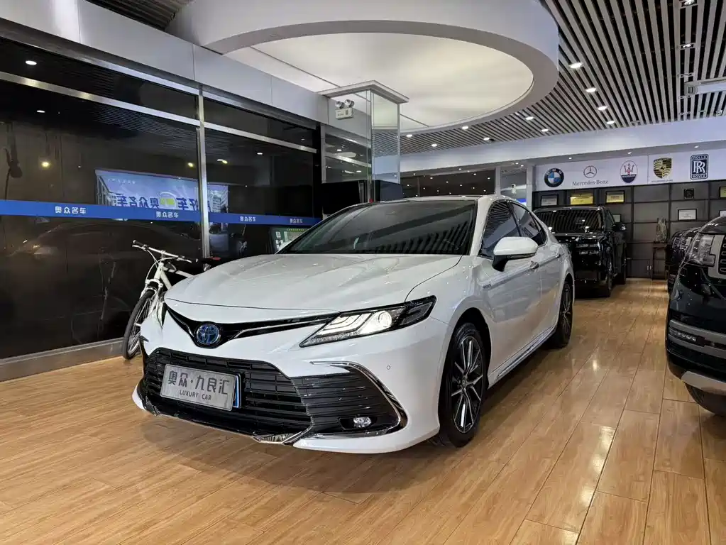Toyota Camry 2024 — фото 1