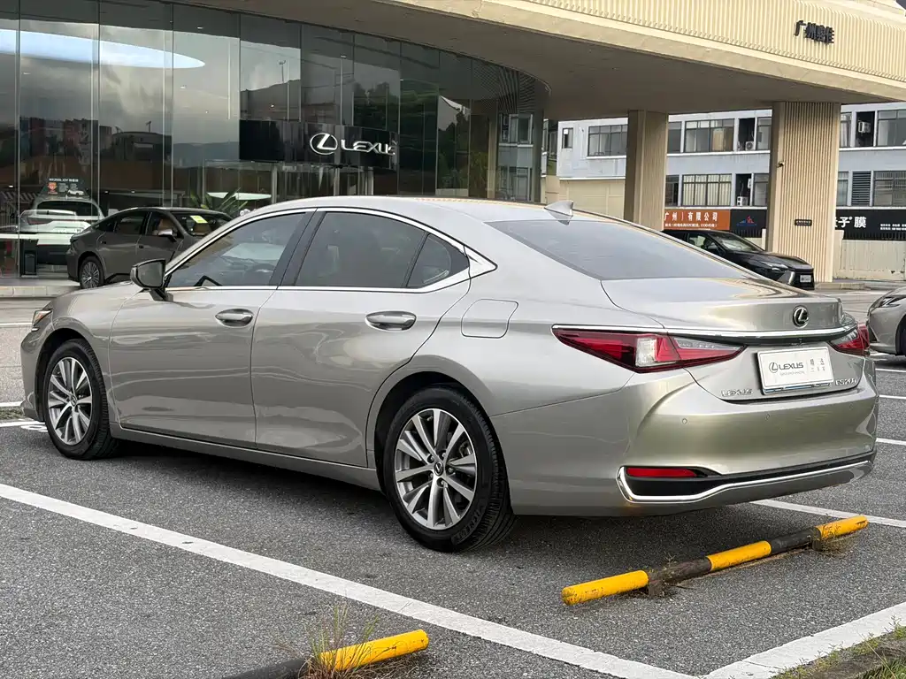 Lexus ES 2019 — фото 7