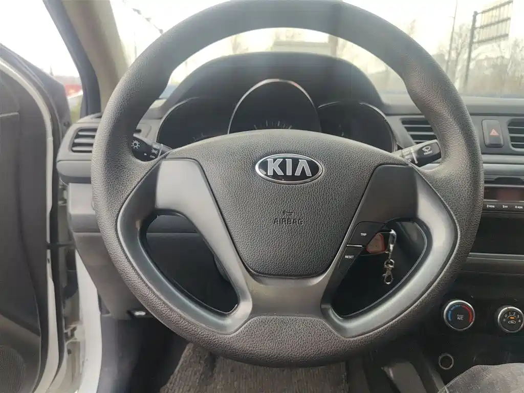 Kia K2 2015 — фото 11