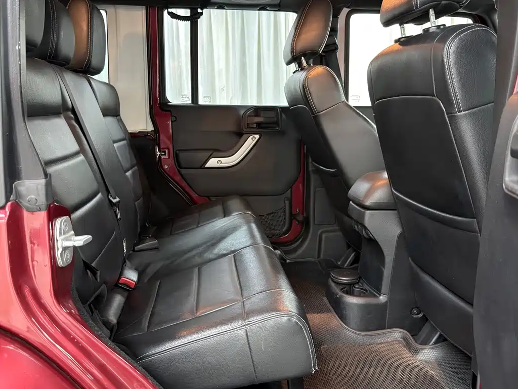 Jeep Wrangler 2012 — фото 12
