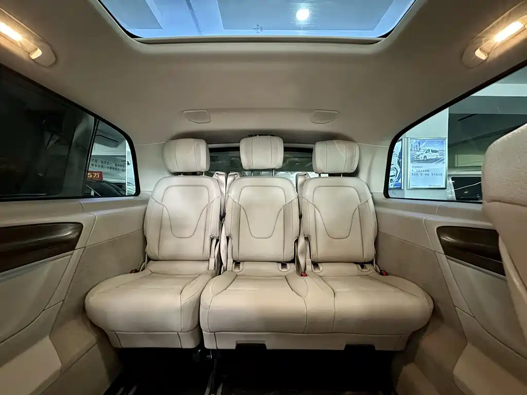 Mercedes-Benz V-Class 2022 — фото 17