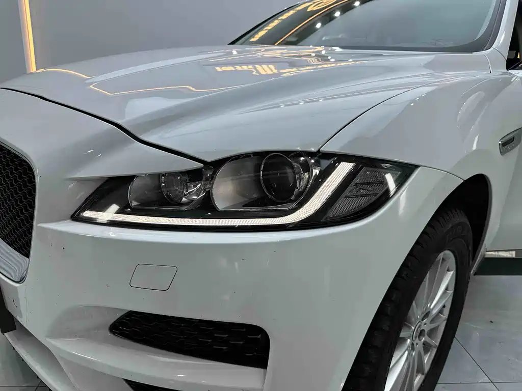 Jaguar F-PACE 2018 — фото 18