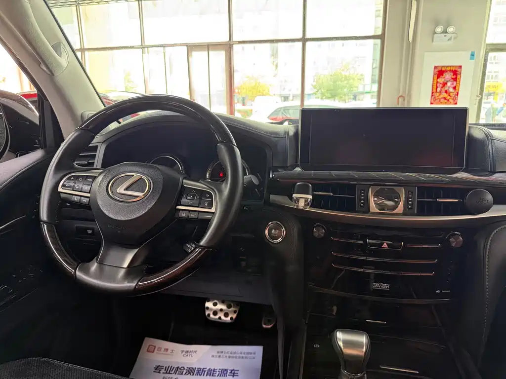 Lexus LX 2018 — фото 14