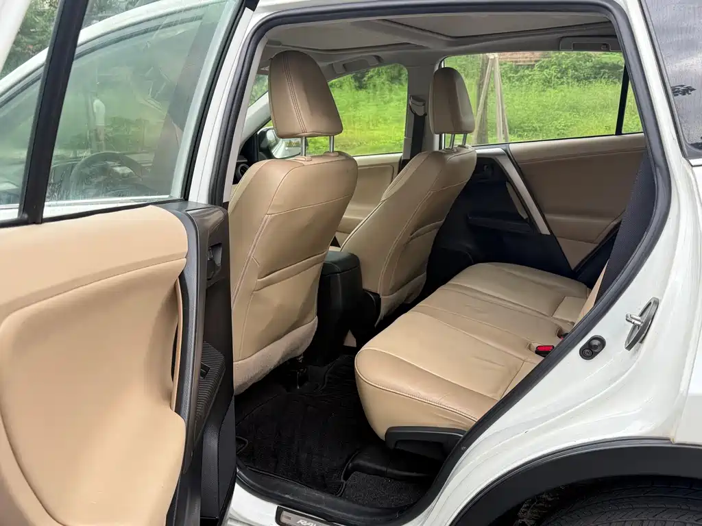 Toyota RAV4 2015 — фото 8