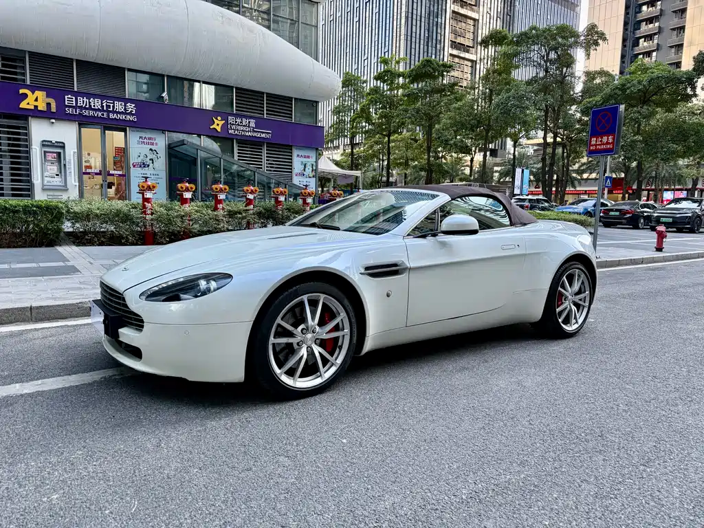 Aston Martin V8 Vantage 2011 — фото 1