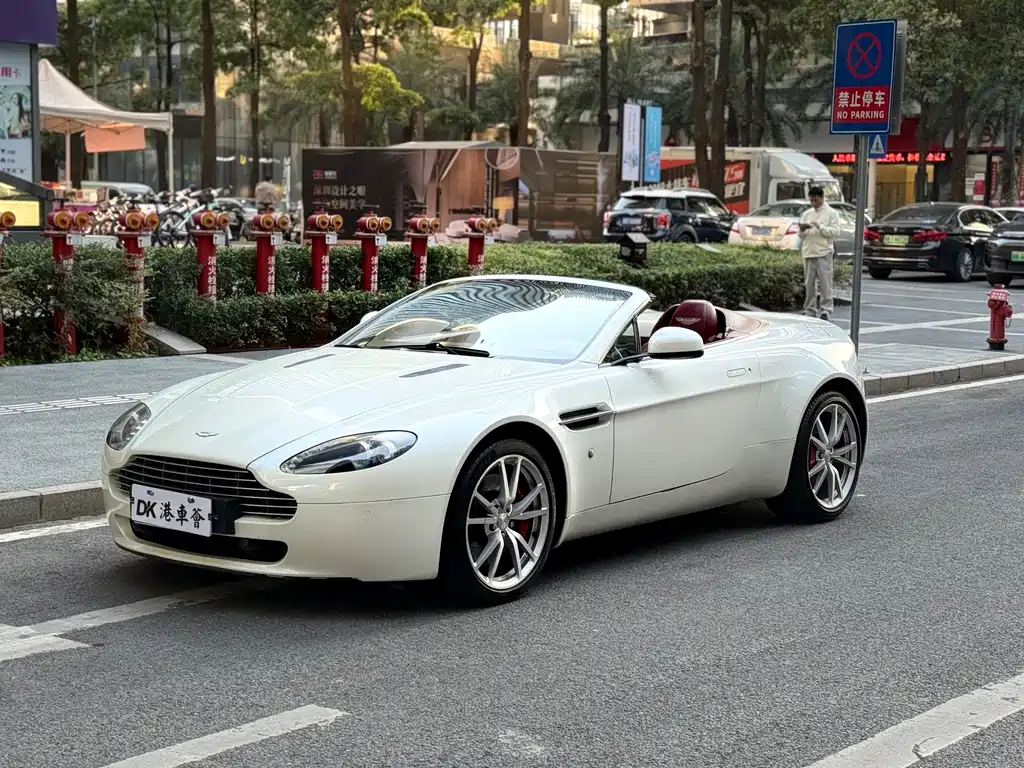 Aston Martin V8 Vantage 2011 — фото 6