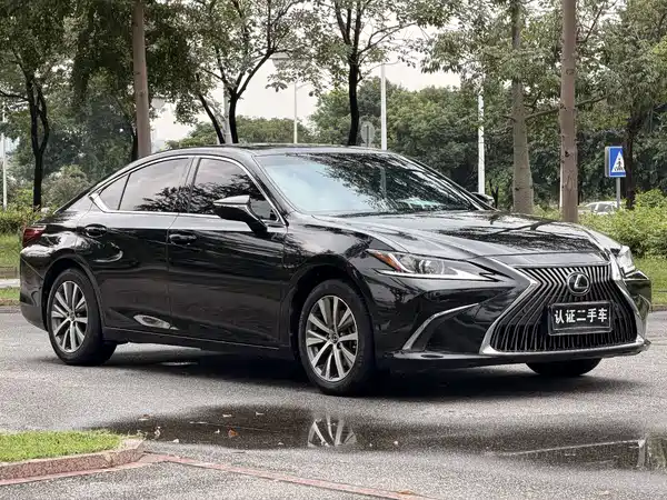 Lexus ES 2020