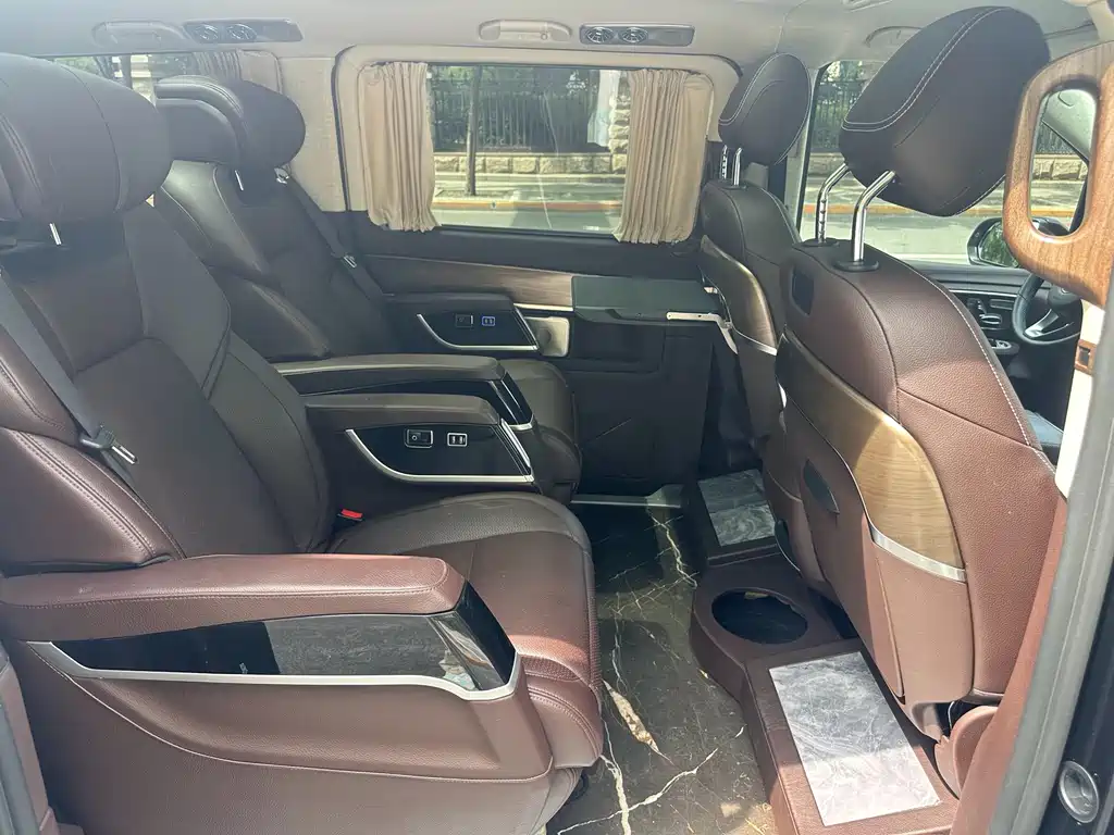 Mercedes-Benz V-Class 2023 — фото 14
