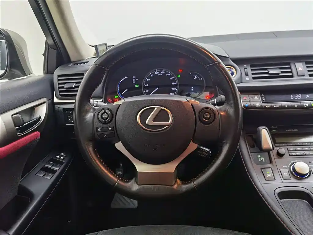 Lexus CT 2018 — фото 11