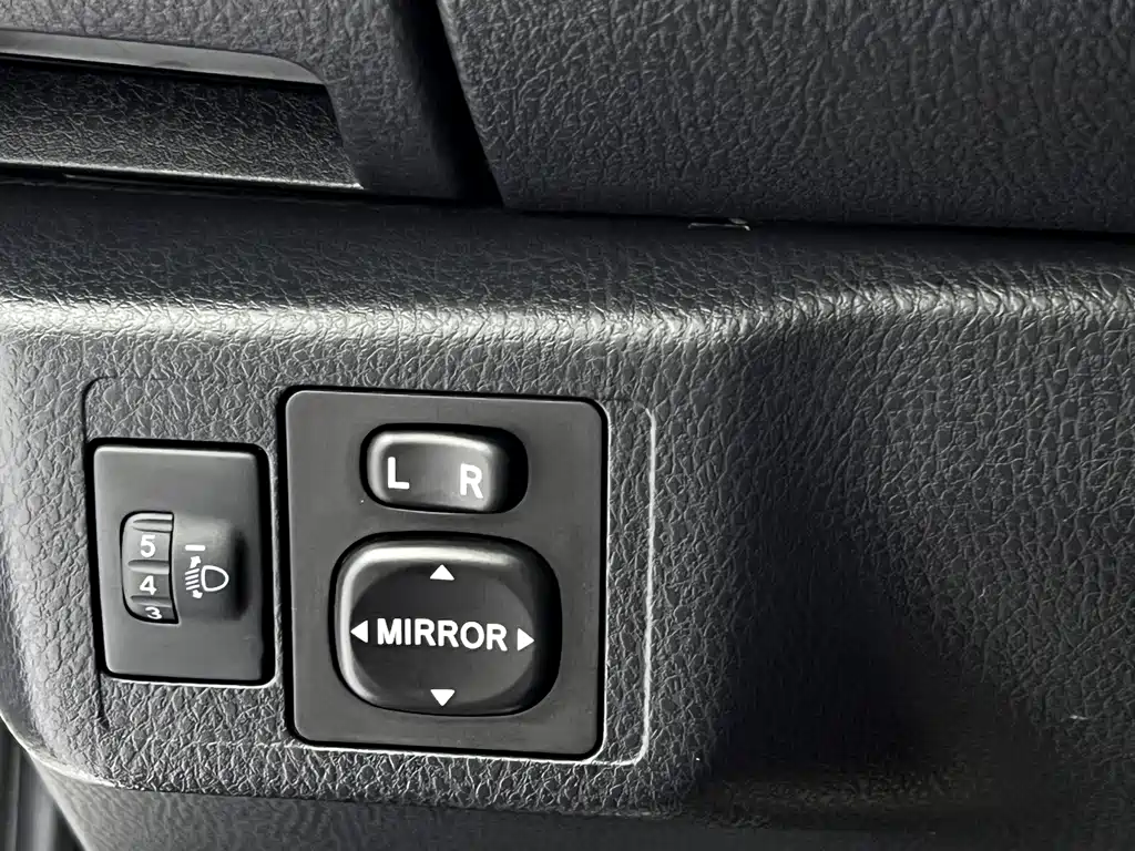 Toyota Yaris L 2023 — фото 18