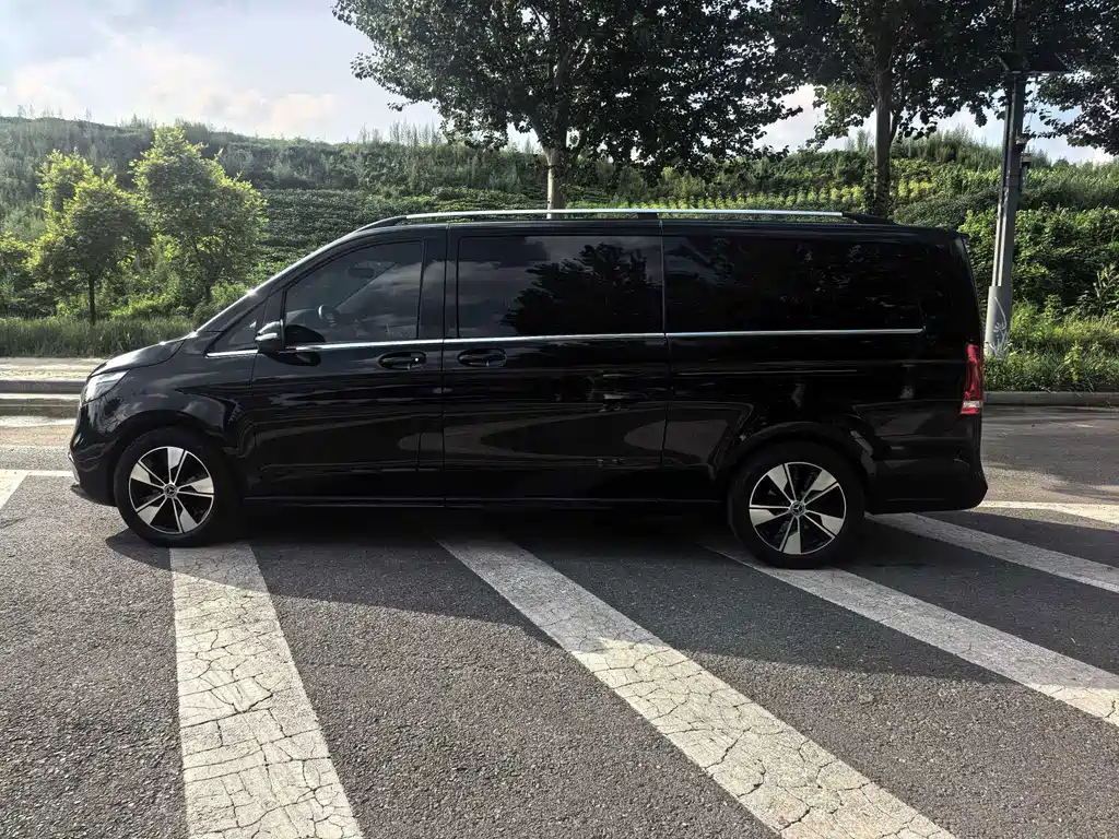 Mercedes-Benz V-Class 2023 — фото 17
