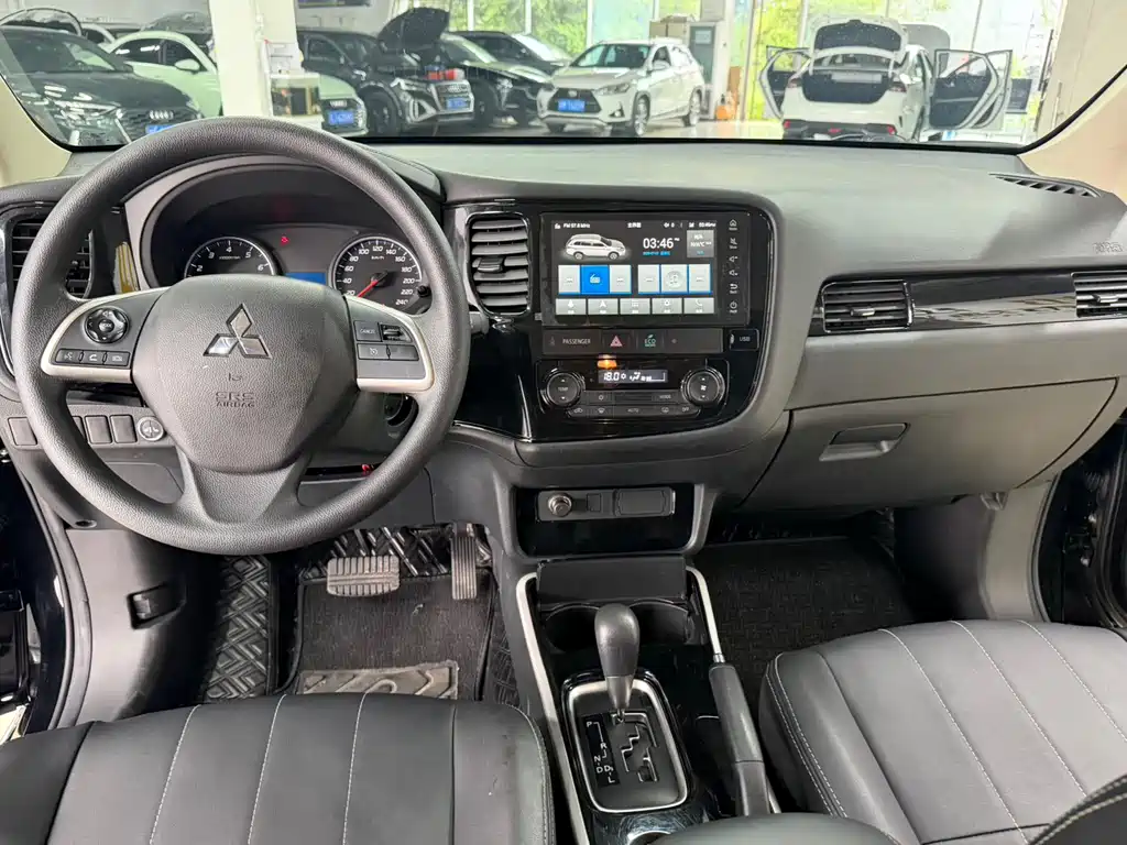 Mitsubishi Outlander 2023 — фото 16