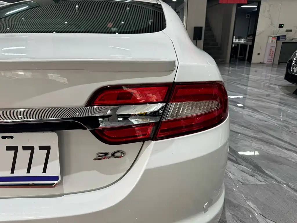 Jaguar XF 2015 — фото 27
