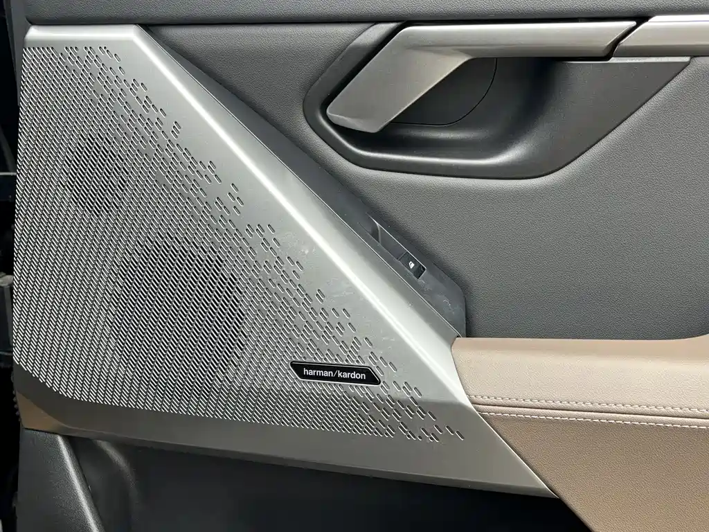 BMW 5 Series 2025 — фото 18