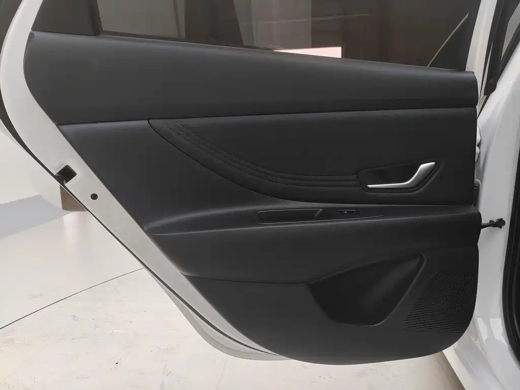 Hyundai Elantra 2023 — фото 21