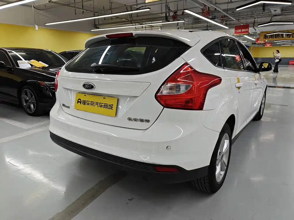 Ford Focus 2013 — фото 10