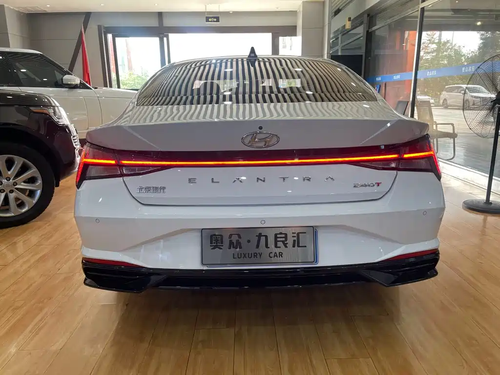 Hyundai Elantra 2023 — фото 10