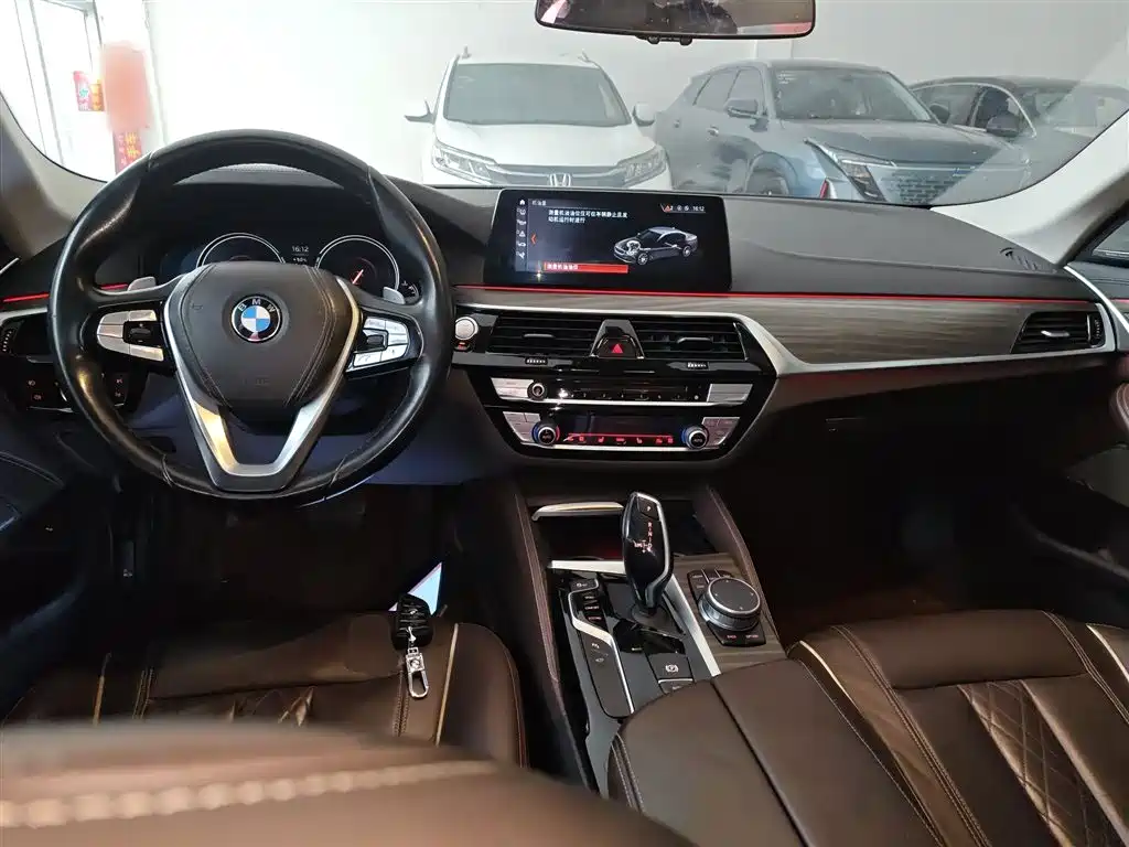 BMW 5 Series 2018 — фото 10