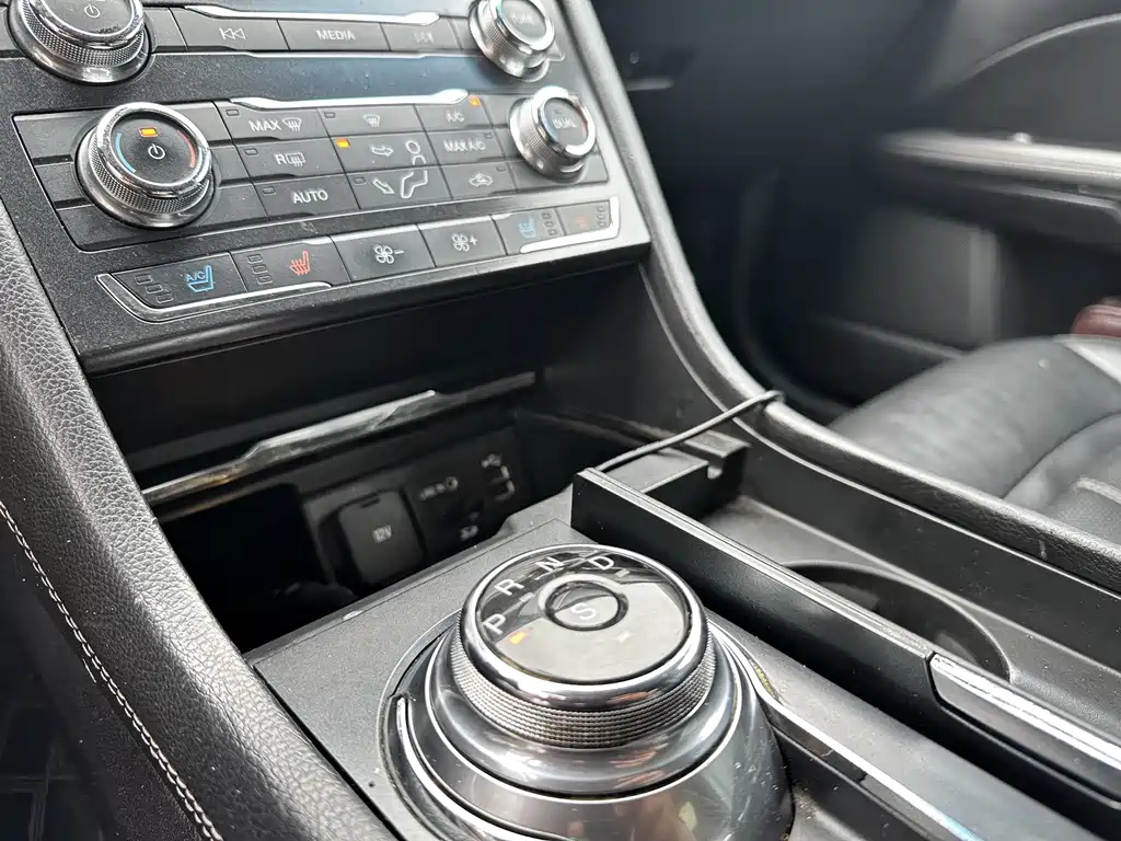 Ford Taurus 2016 — фото 17