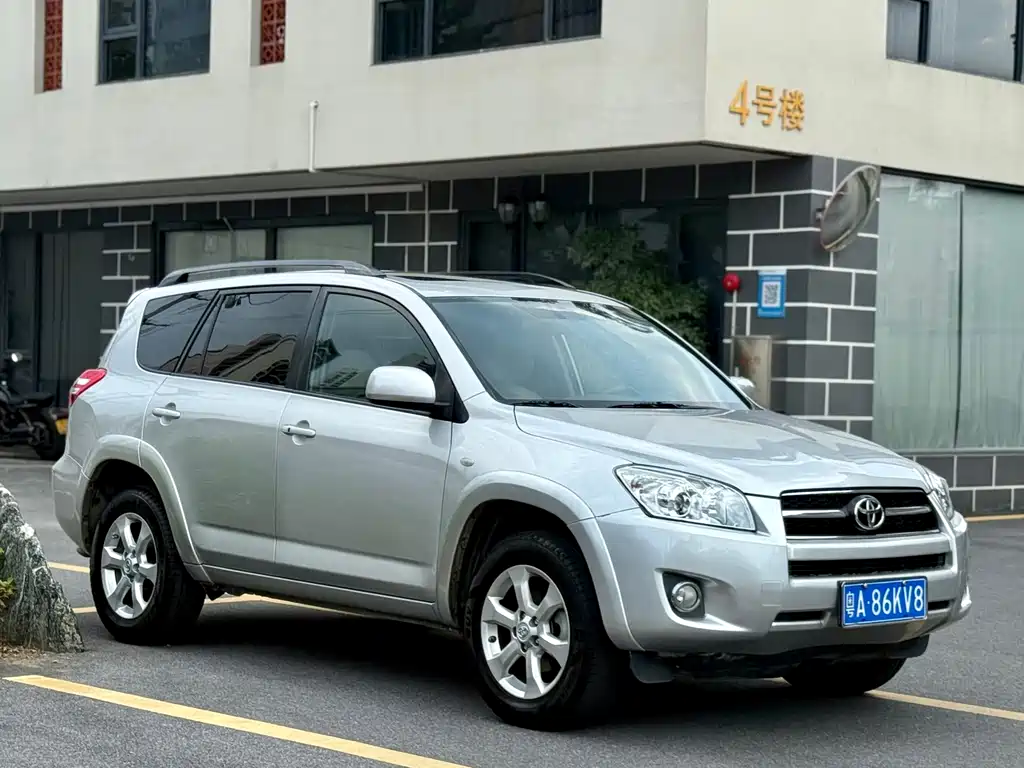 Toyota RAV4 2010 — фото 3