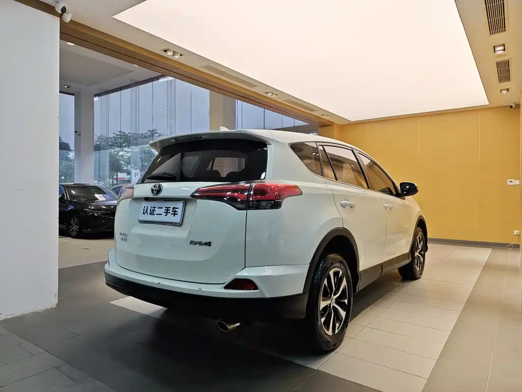 Toyota RAV4 2017 — фото 28