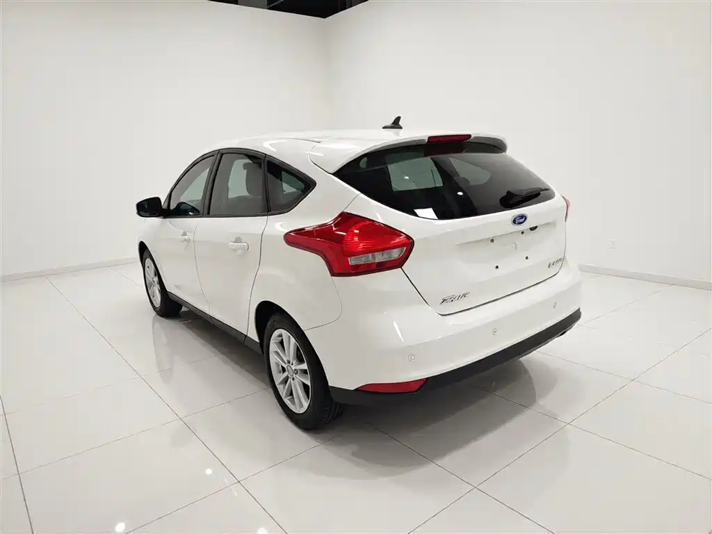 Ford Focus 2016 — фото 23