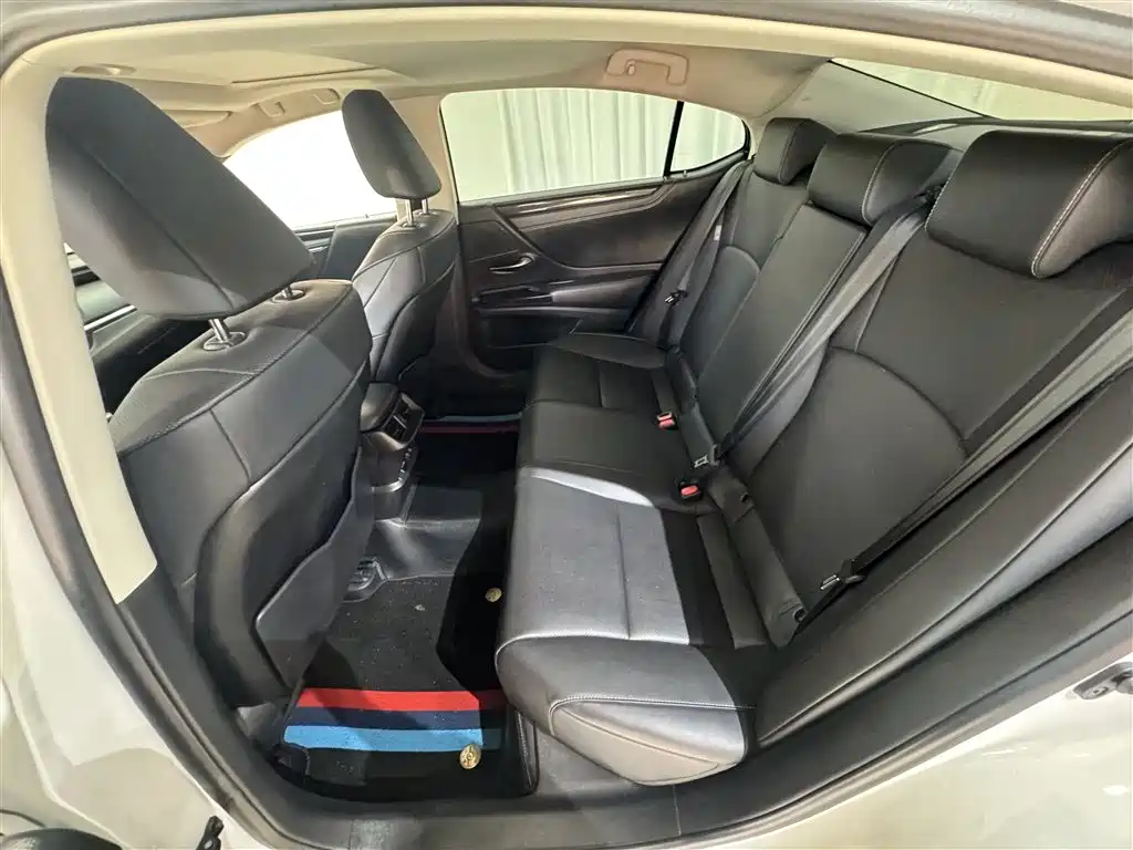 Lexus ES 2020 — фото 19