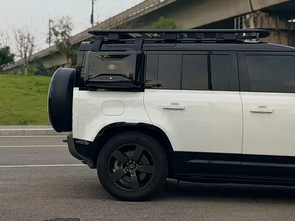 Land Rover Defender 2023