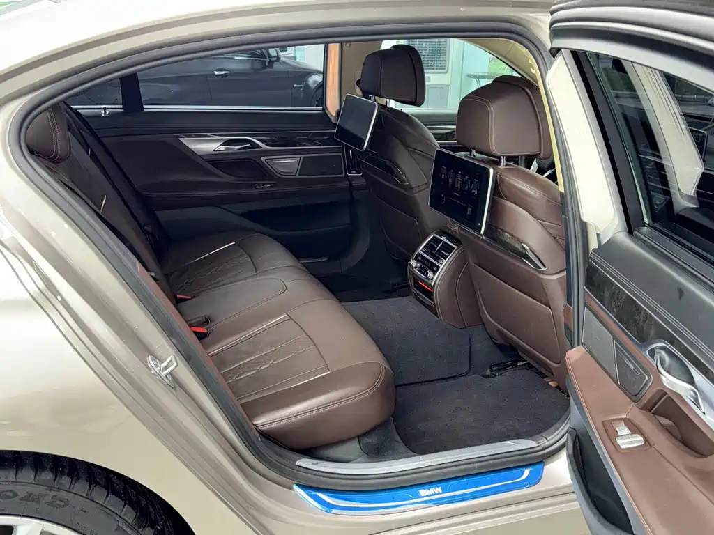 BMW 7 Series 2017 — фото 10