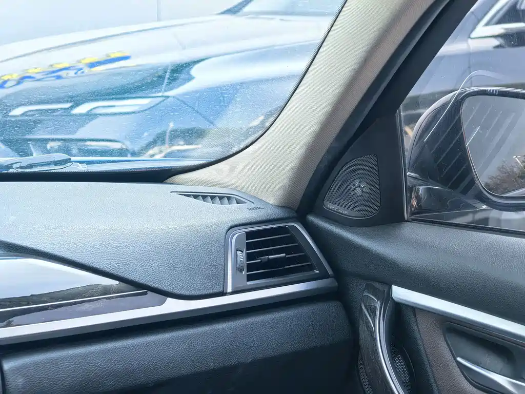 BMW 3 Series 2018 — фото 15