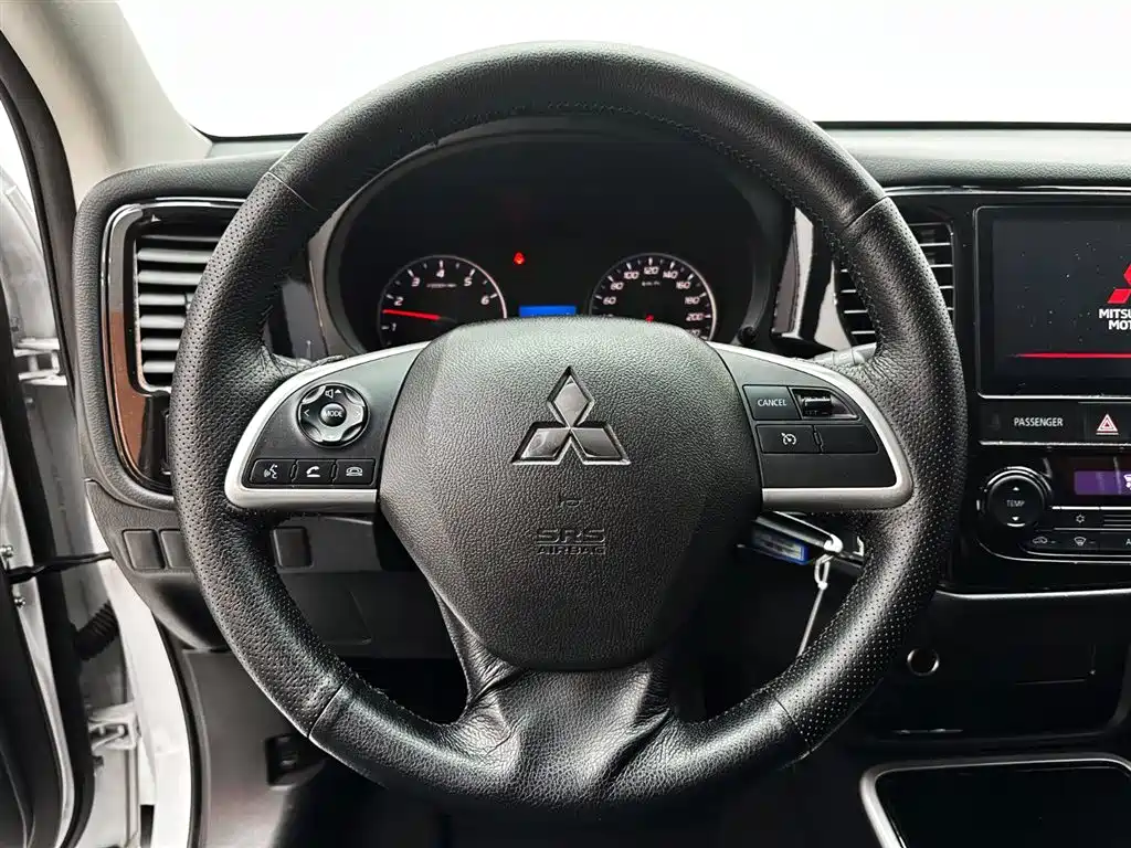 Mitsubishi Outlander 2022 — фото 15