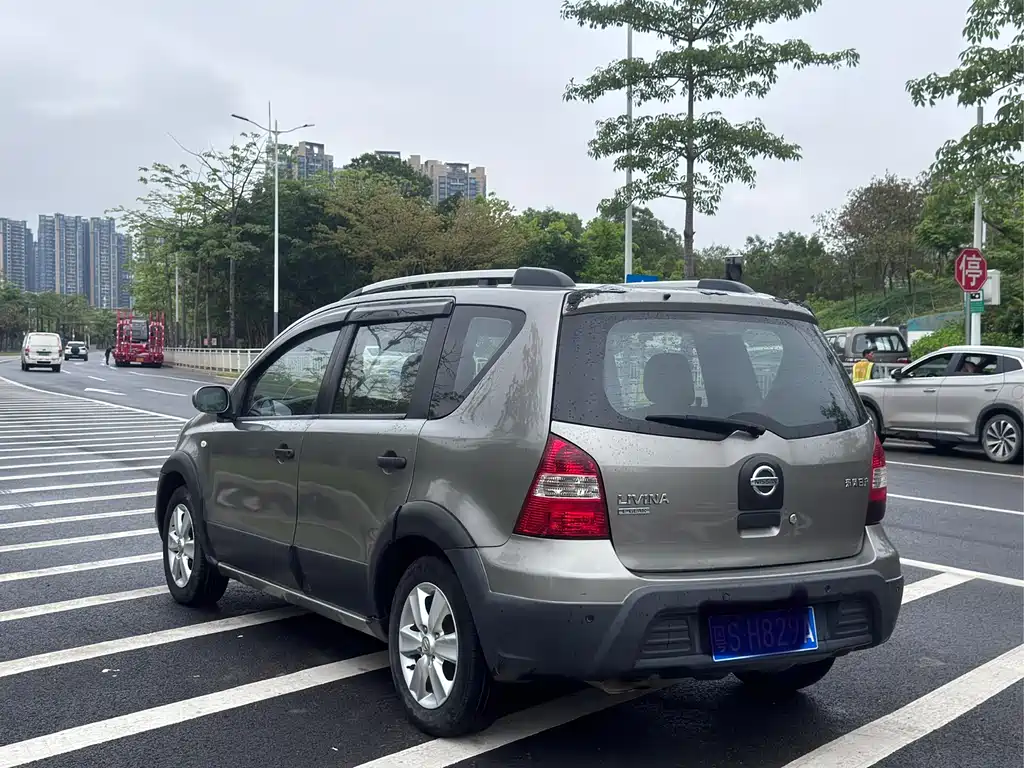 Nissan Livina 2012