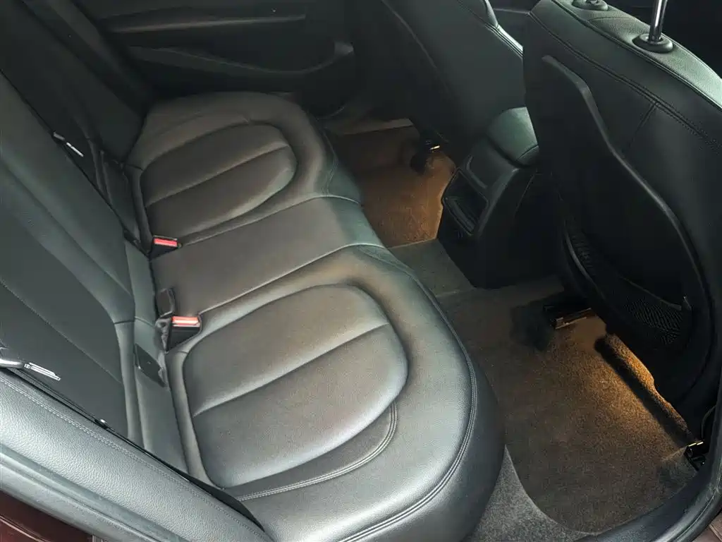 BMW 1 Series 2018 — фото 20
