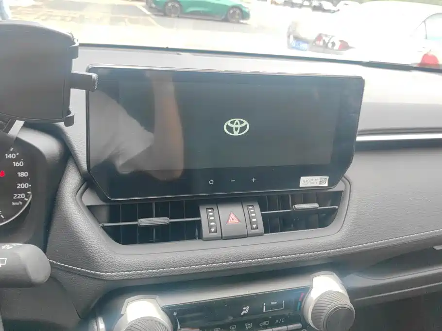 Toyota RAV4 2025 — фото 13