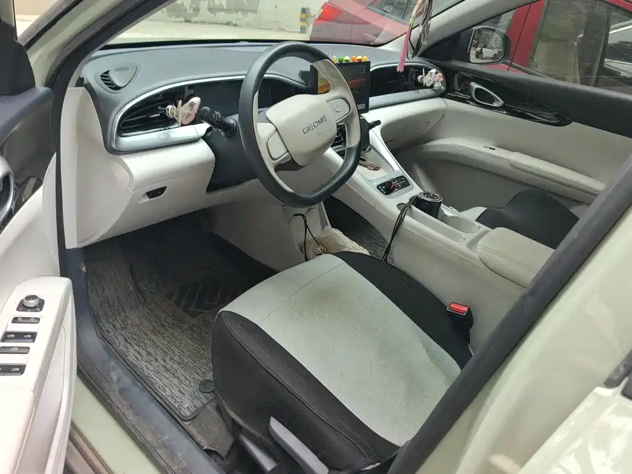 Geely Galaxy Starwish 2025 — фото 9