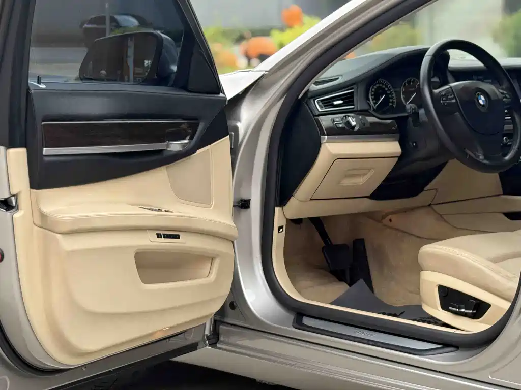 BMW 7 Series 2011 — фото 12