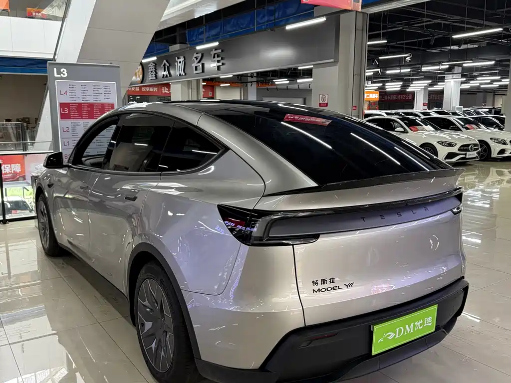 Tesla Model Y L 2026