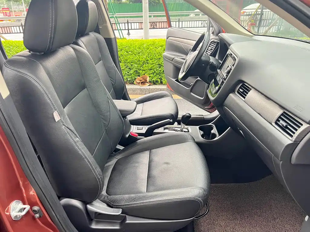 Mitsubishi Outlander 2015 — фото 15