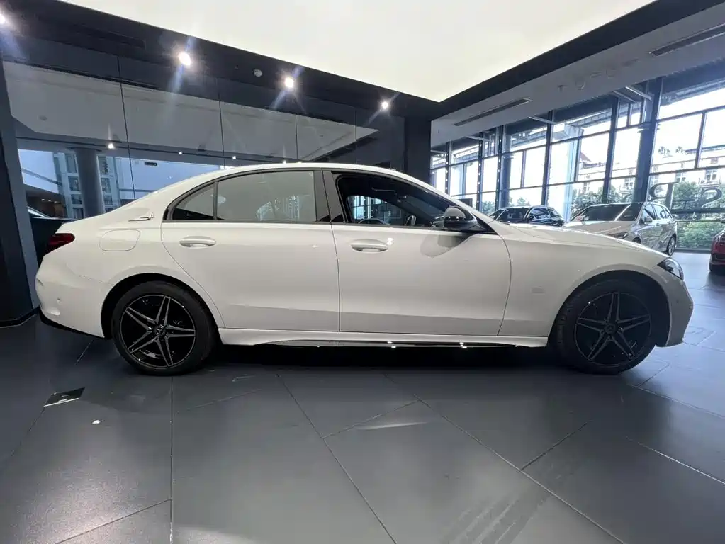 Mercedes-Benz C-Class 2024 — фото 17