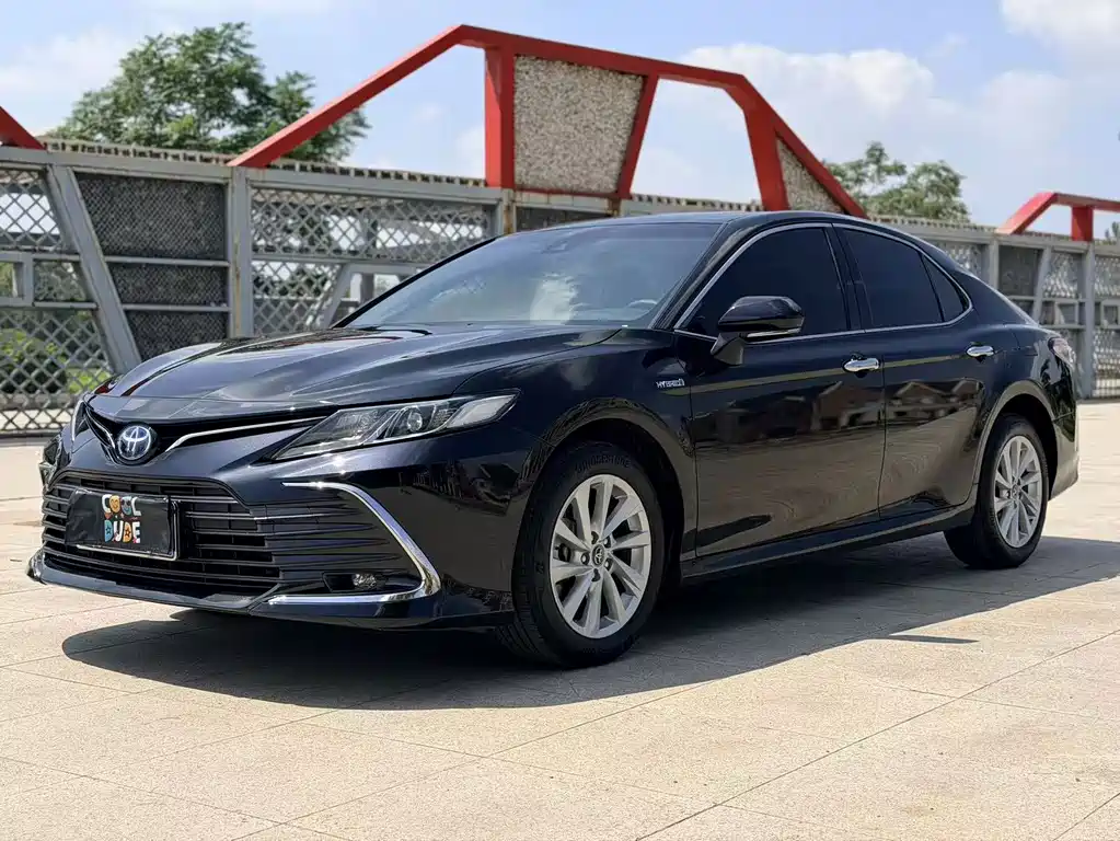 Toyota Camry 2022 — фото 1