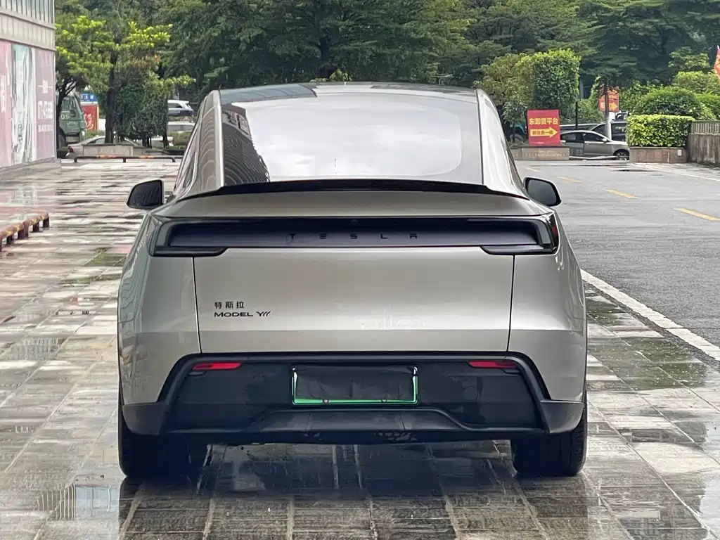 Tesla Model Y L 2026 — фото 5